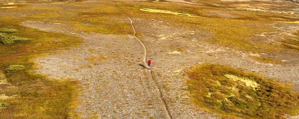 Dronefoto langs ruta mellom Bjørneggen og Schulzhytta i Sylan.