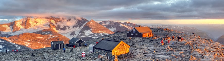 Solnedgang og liv på Fannaråkhytta den 27.07.2011. Hurrungane sees i bakgrunnen, mens Lusterfjorden kan skimtes til høyre.  [vegard.r.stenerud@gmail.com, 48007757] DNTs Fotokonkurranse- DNT hytteliv. Vår 2012

3. plass