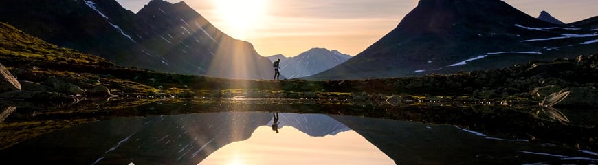 Leirvassbu med utsikt mot soloppgangen og kyrkja. @ca.pedersen Finalist i DNTs fotokonkurranse 2022. 