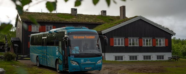 Sommertilbudet fra ATB med buss mellom Nedalshytta og Stuggudal.