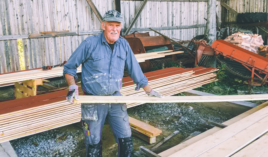 Mann som løfter en planke