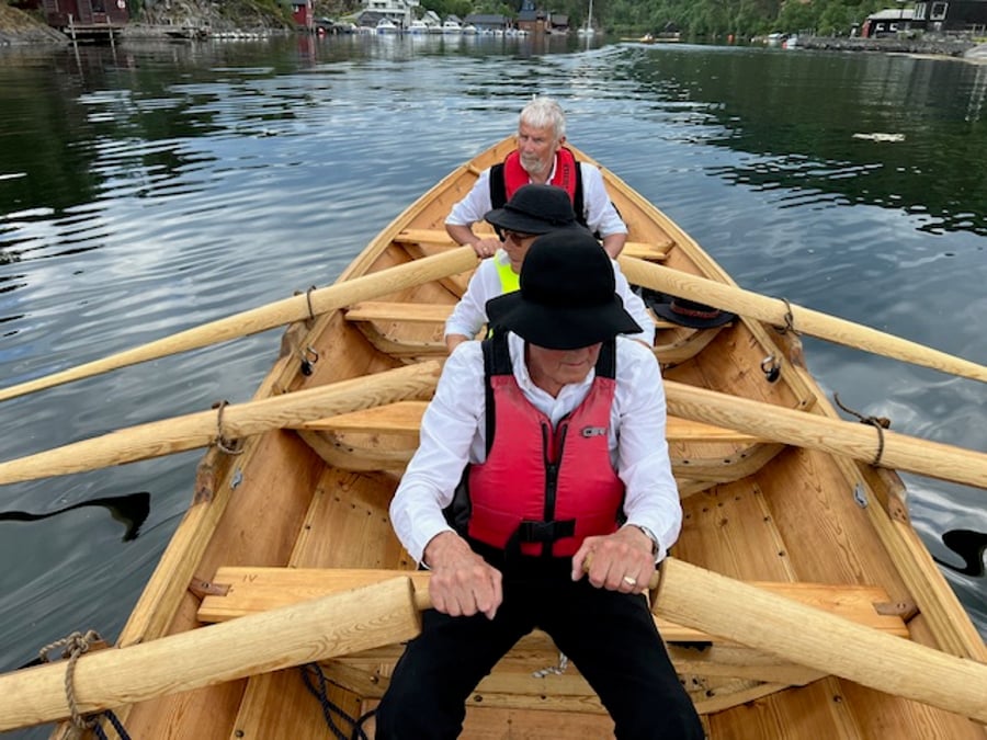 Nærast Jostein Hagebø, i midten Kåre Brekkeog fremst i båten Atle Solberg