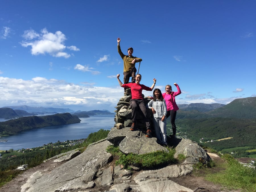 Turdeltakere på stein på fjelltopp