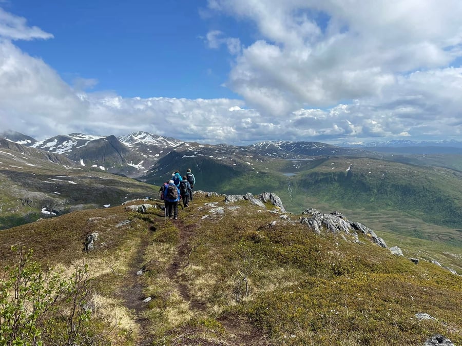 Ei gruppe seniorer fra Senja Turlag på fjelltur.