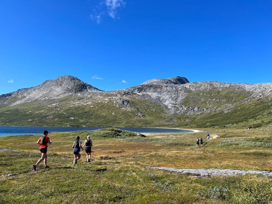 Løpere som løper i fjellet mot Falkflaugdalen utenfor Bodø.