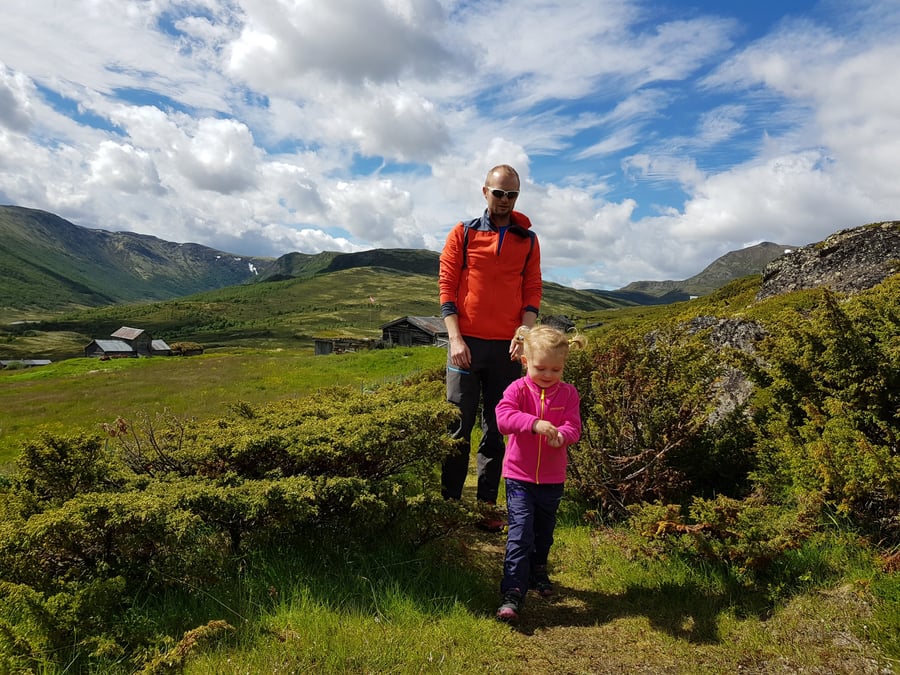 Barn og pappa på tur