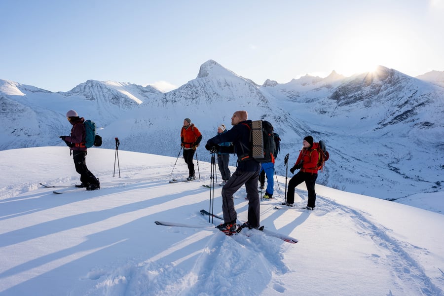 Folk på topptur, Fjell i bakgrunnen