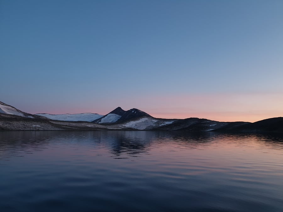 Fjelltopp i solnedgang