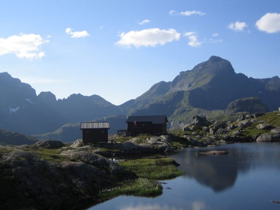 Munkebu i Lofoten! Kjempe sjarmerende hytte ved koselig fjellvann og med flott dagsturmulighet til Hermannsdalstinden som sees i bakgrunnen.