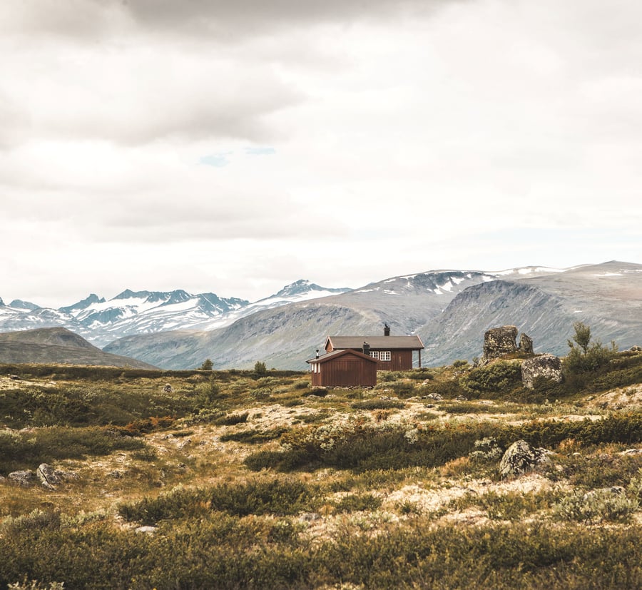 Oskampen.

En hytte på Omveien - den nye langruta fra Lillehammer i øst til Sognefjorden i vest, en rute hvor man krysser Fjell-Norge på tvers og får oppleve det mest spektakulære landet har å by på.