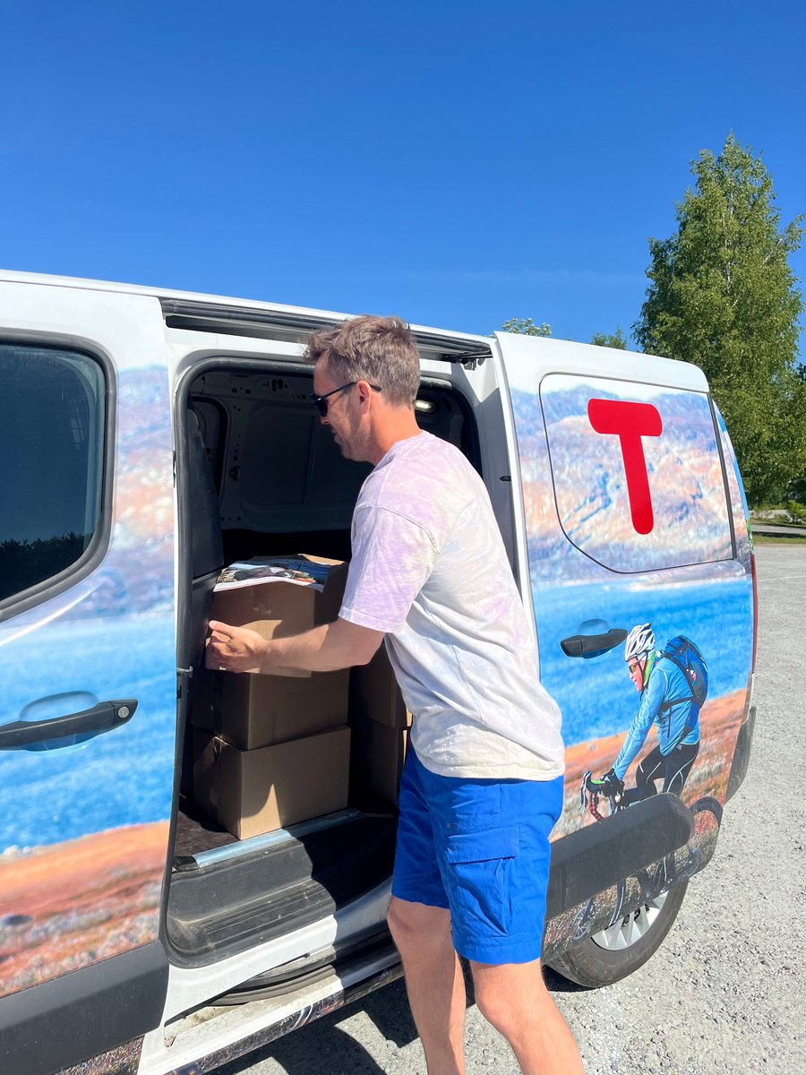 Thor Anders Fareid i DNT Telemark distribuerer Turglede fra DNT-bilen som er levert av Toyota Porsgrunn.
