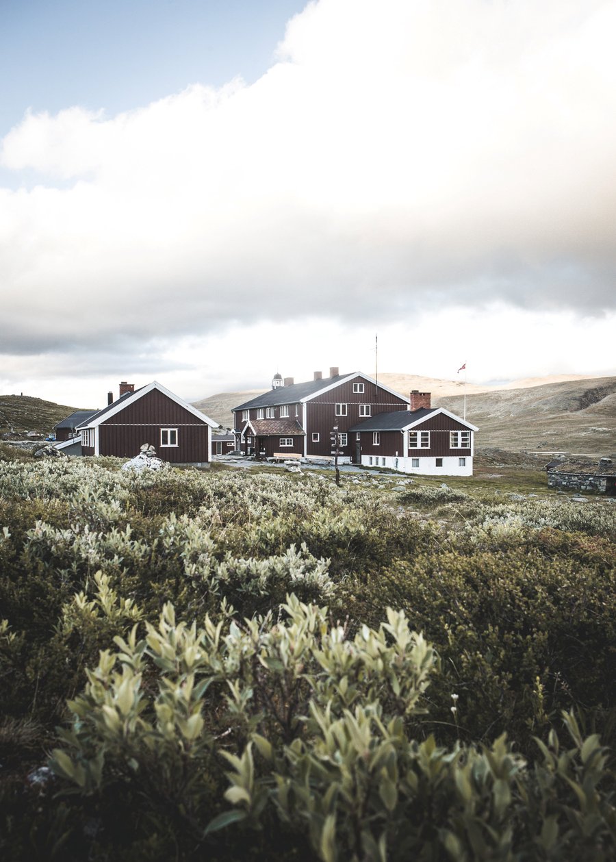 Glitterheim
En hytte på Omveien - den nye langruta fra Lillehammer i øst til Sognefjorden i vest, en rute hvor man krysser Fjell-Norge på tvers og får oppleve det mest spektakulære landet har å by på.