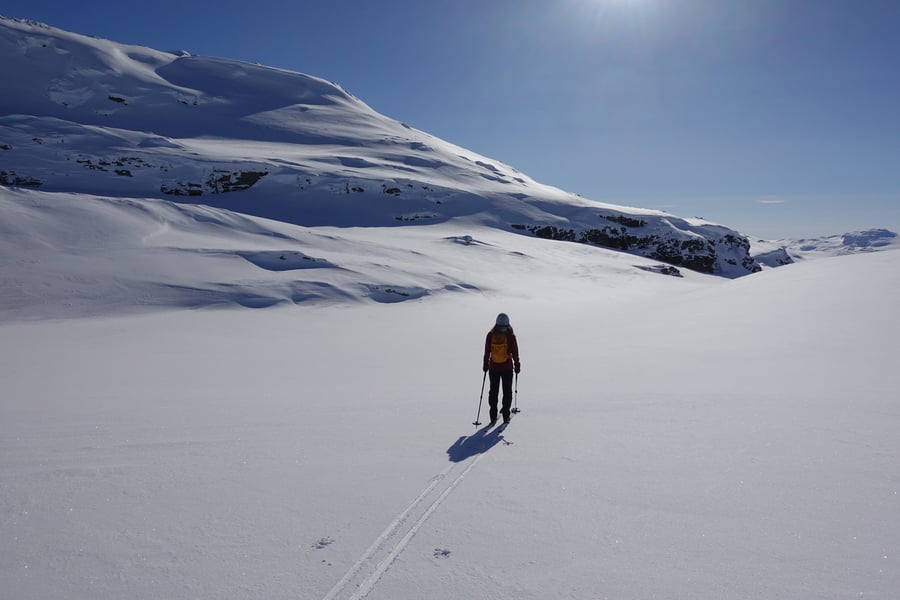 Person som renner nedover en bakke på ski