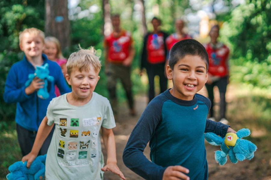 Frivillige fra Barnas turlag og barn som er klare for Kom deg ut-dagen!