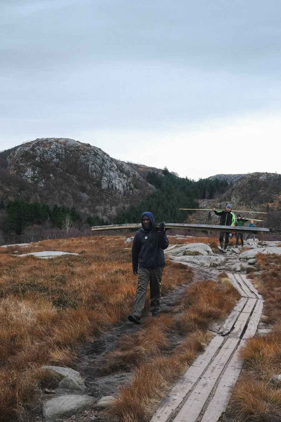 Bilder fra stidugnad med dugnadsgjeng fra Sandnes turlag. Fra stien mellom Gramstad og Dalsnuten.