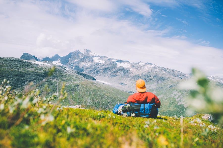 Andre uken av minutt for minutt gikk fem dager gjennom Jotunheimen. Bildet er fra turen fra Skogadalsbøen og ned mot Fleskedalen. Utsikt mot Hurrungane. 