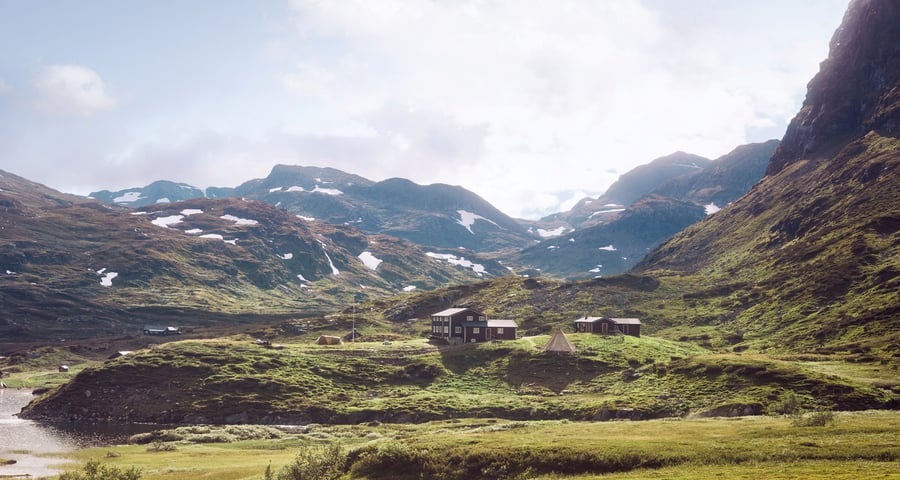 Vakkert fjellmotiv med sommerstemning