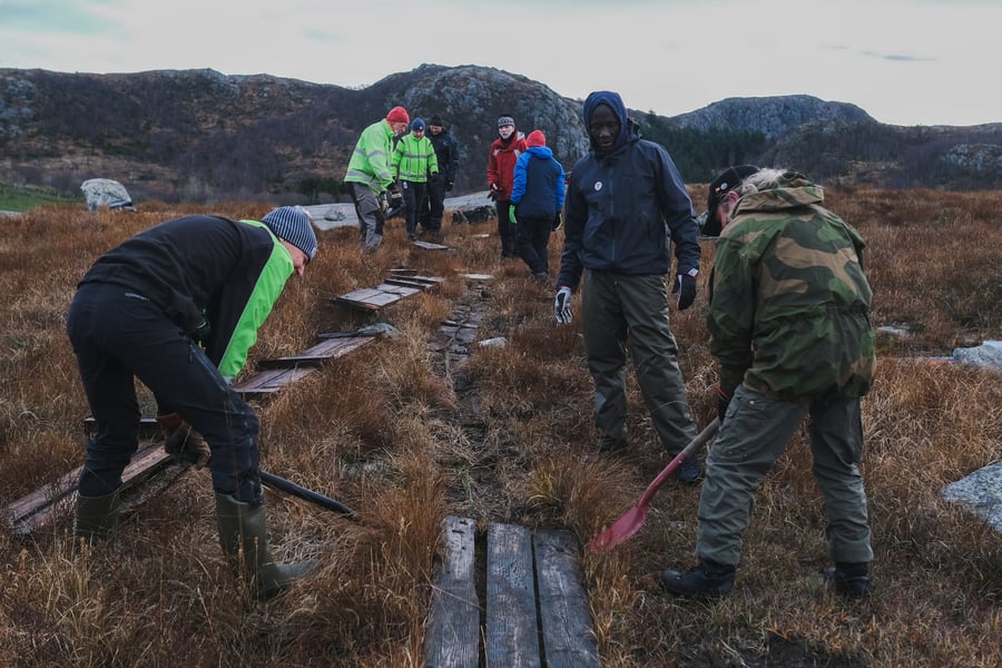 Bilder fra stidugnad med dugnadsgjeng fra Sandnes turlag. Fra stien mellom Gramstad og Dalsnuten.