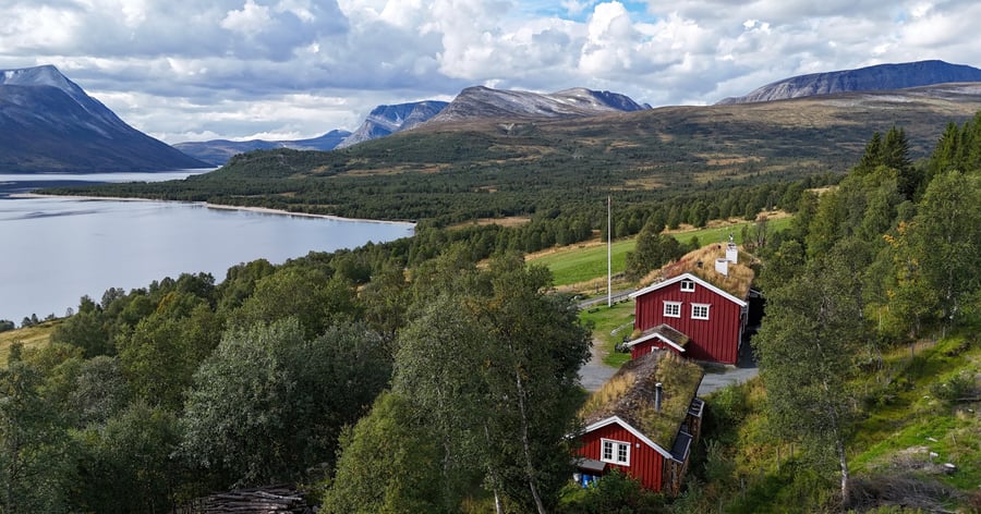 Gjevilvasshytta med utsikt mot Okla, Kamban og Blåhøa.