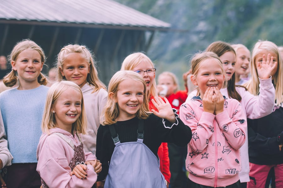 Gjeng med barn koser seg på dnt-hytte.