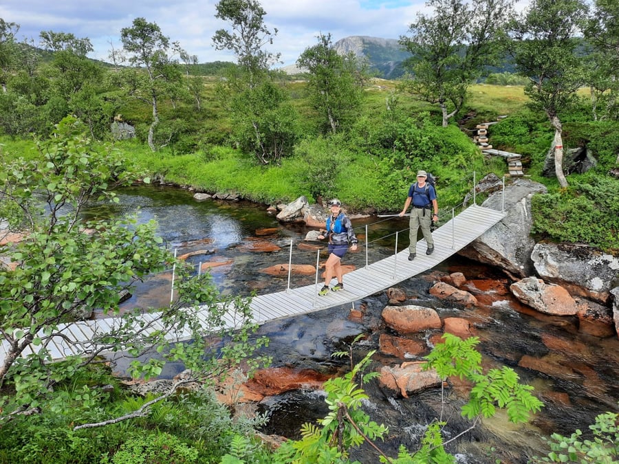 Bro ved Lurfjellhytta over Sandvasselva. Den tas ned om vinteren pga isen, men settes opp igjen om sommeren.