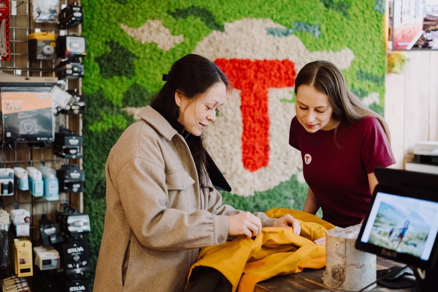 Innlevering av ødelagt jakke til Returen, Tursenteret, DNT Oslo og Omegn.