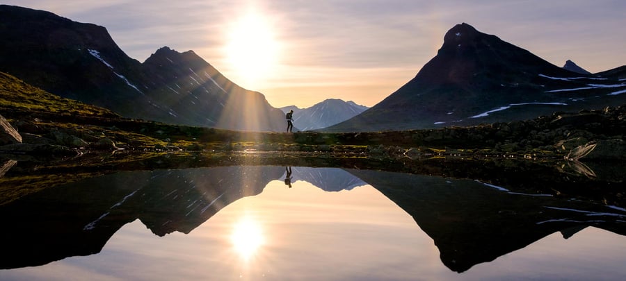 Leirvassbu med utsikt mot soloppgangen og kyrkja. @ca.pedersen Finalist i DNTs fotokonkurranse 2022. 