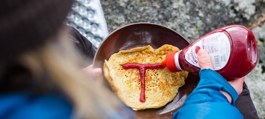 Rød T på pannekake, stekt ute på primus.