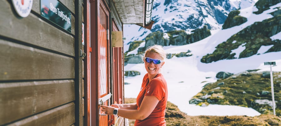Nydelige Trollfjordhytta ligger på grensen mellom Vesterålen og Lofoten. Turen opp til hytta går fra Austpollen innerst i Trollfjorden.
