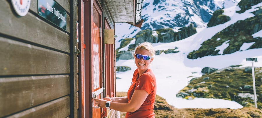 Nydelige Trollfjordhytta ligger på grensen mellom Vesterålen og Lofoten. Turen opp til hytta går fra Austpollen innerst i Trollfjorden.