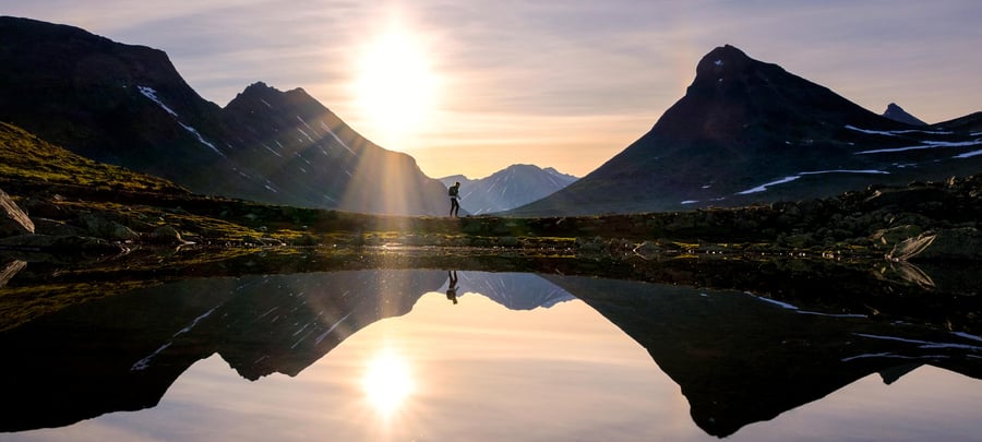Leirvassbu med utsikt mot soloppgangen og kyrkja. @ca.pedersen Finalist i DNTs fotokonkurranse 2022.