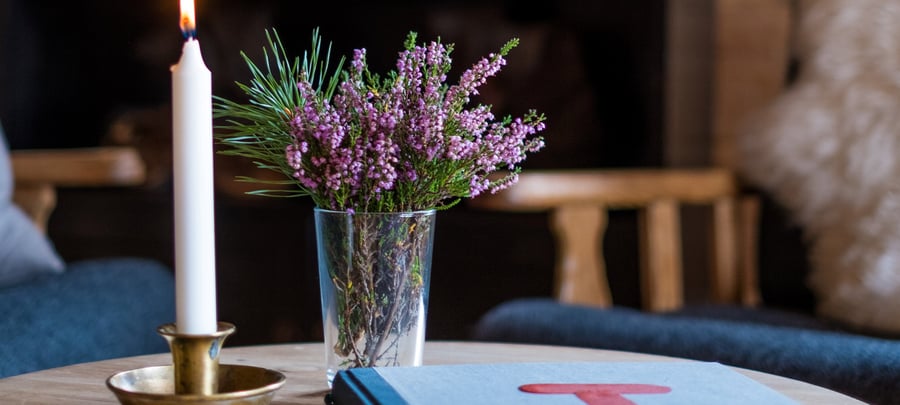Interiørbilder Bakken gard i Lysefjorden. Stue, soverom, spisestue, tilsynsrom.