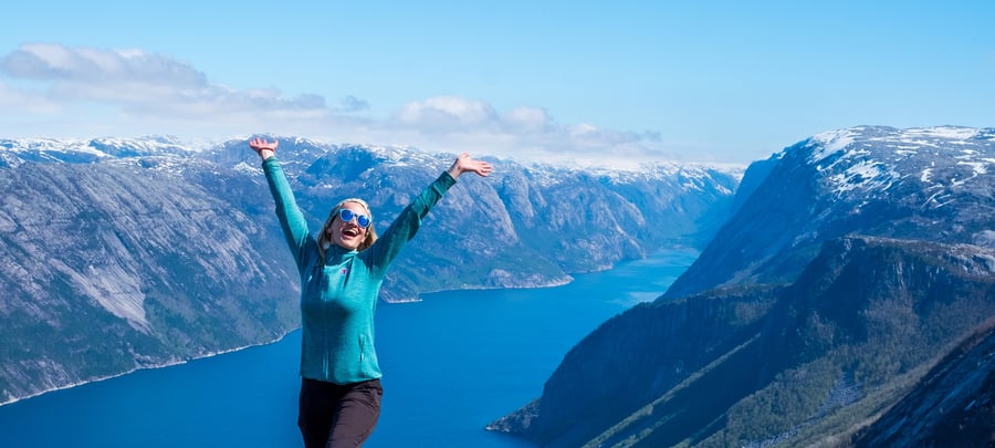 Skåpet 26. april 2020. Vår, snø. Bilder fra utsiktspunkt over Lysefjorden. Mari Stephansen på bildet.