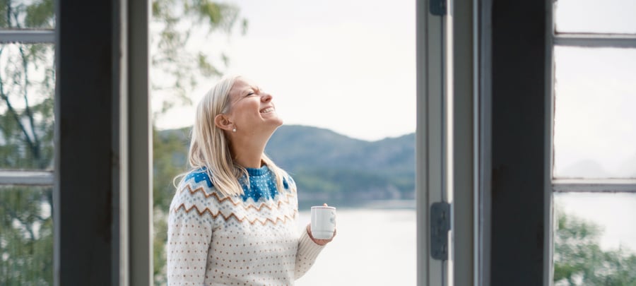 Agnethe Larsen drikker kaffe på terrassen på Nodhagen turisthytte, Sandnes. Kyst, kysthytte.