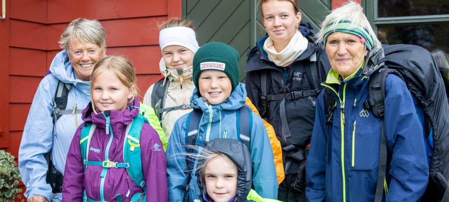 Bestemødrene Tina Laugaland Mikalsen og Beth Mari Dahle er på sin tradisjonsrike tur med barnebarn til Stranddalen turisthytte sommeren 2024.