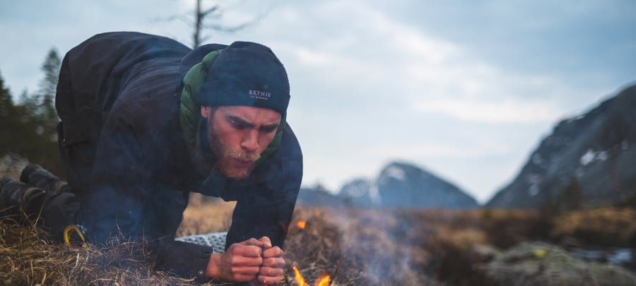 Bål, illustrasjonsbilder, bålfyring, puste i bål. Mari Stephansen og John Petter Nordbø på bildene. Bilder fra Lyngsheia, Hjelmeland kommune.