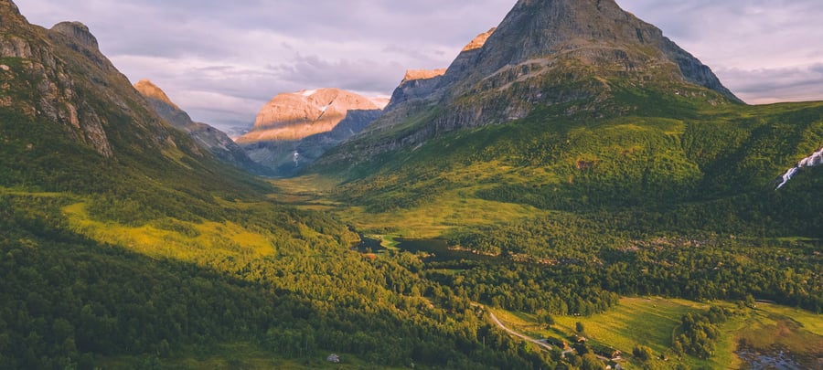 Innerdalshytta ligger i frodige Innerdalen. 