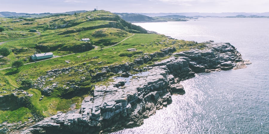Et dronebilde av Fjøløy.