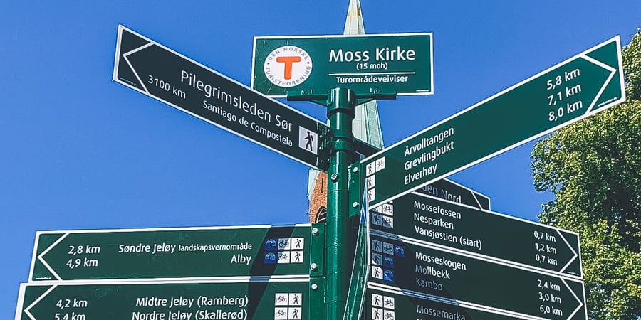 Turskilt ved en kirke.