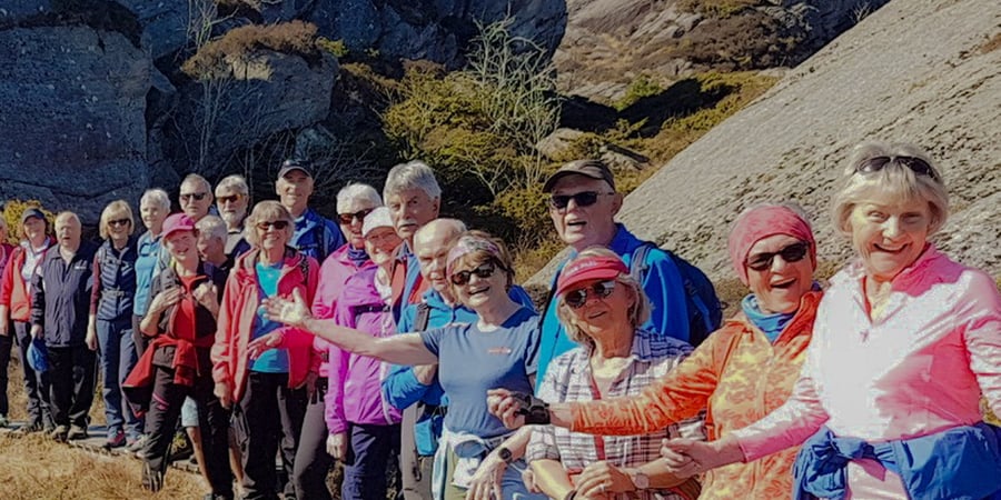 Lang rekke med mennesket på tur. Foto