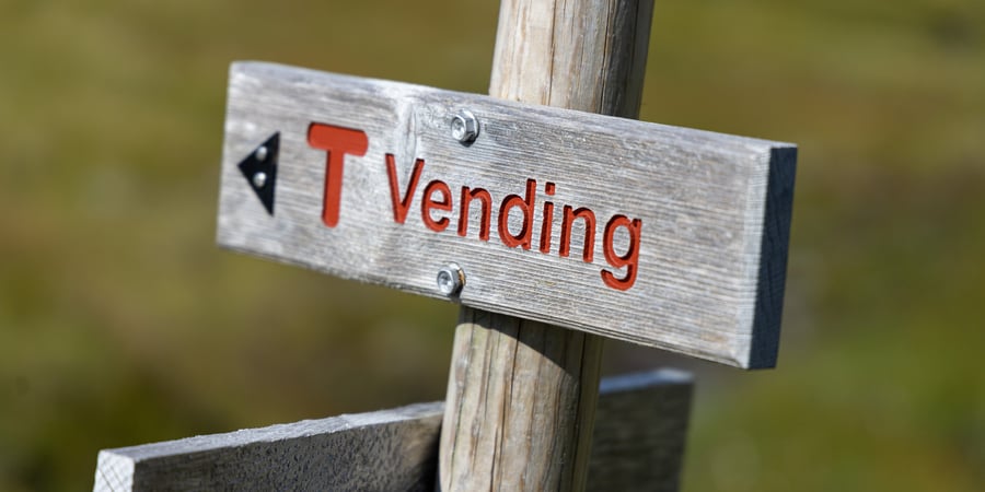 Treskilt med rød T og hyttenavnet Vending påskrevet.