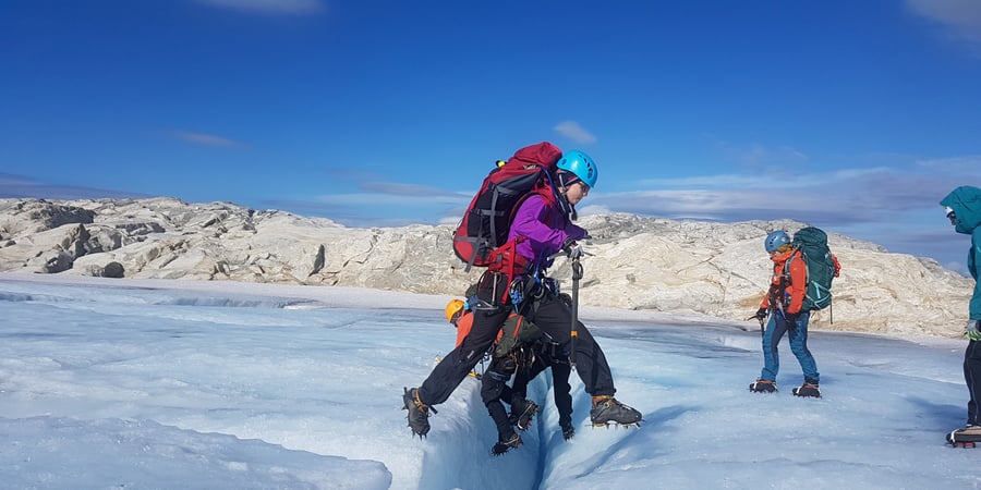 Person som hopper over en bresprekk