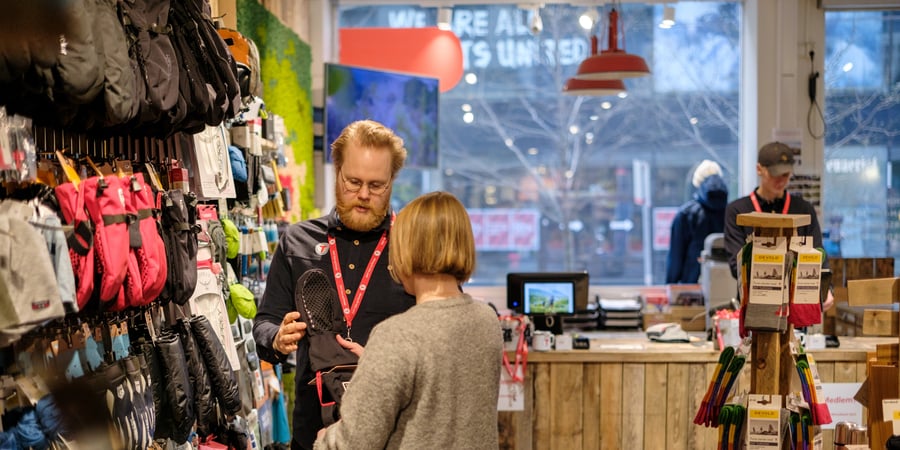 En dame og mann som ser på en vott