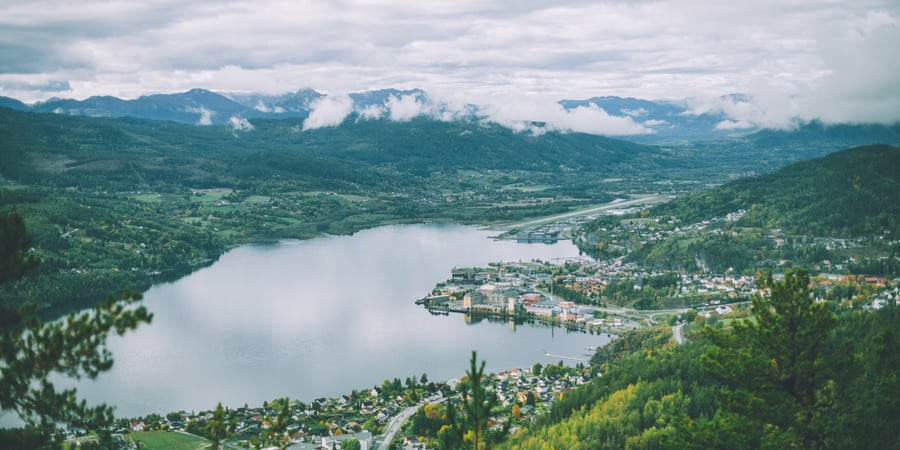 Utsiktsbilde med vann i bakgrunn og tåke