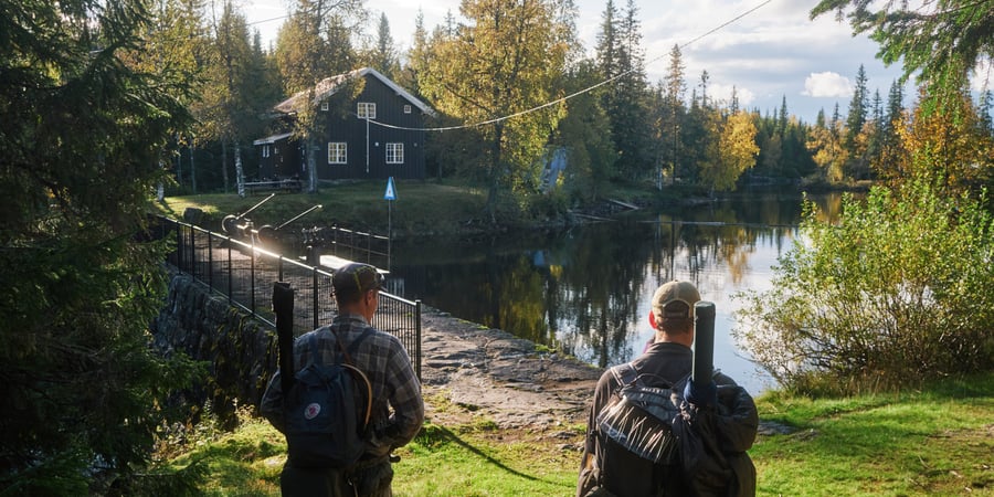 To menn med sekk på vei til en hytte