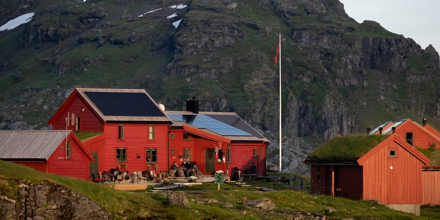 Bilde av en rød hytte.