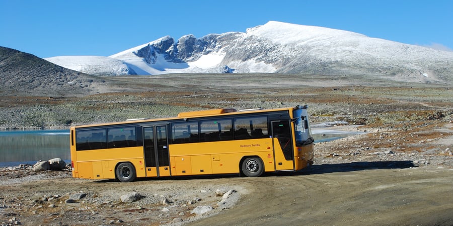 Buss med Snøhetta i bakgrunnen