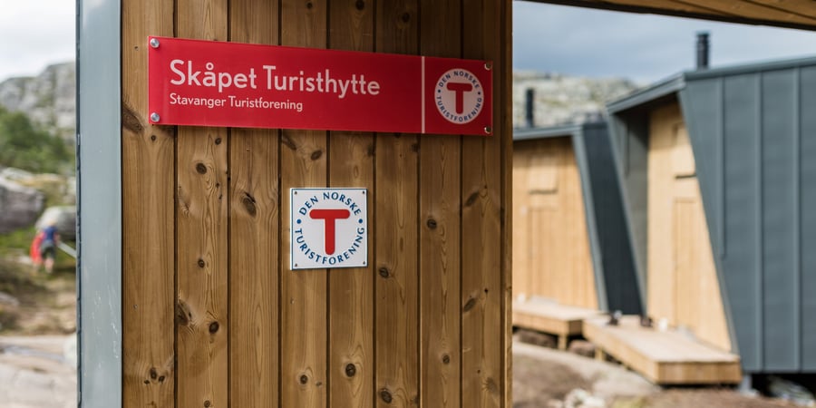 BIlde av et skilt med et hyttenavn på