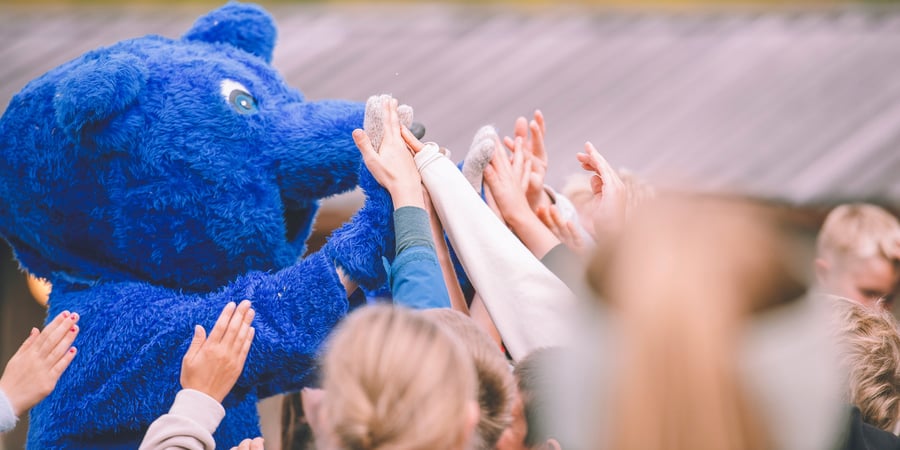 turbo som gir high five til barn