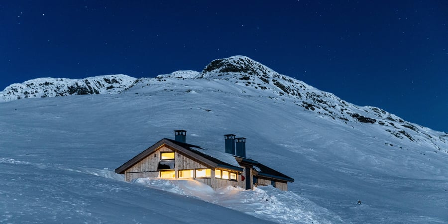 DNT-varde i vakkert fjellterreng i Langsua.